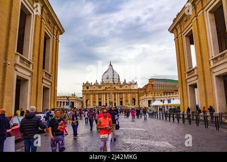 Überfüllter Petersplatz`s, Piazza San Pietro Vatican mit Brunnen, die von Carlo Maderno und Gian Lorenzo Bernini zur Verzierung des Platzes geschaffen wurden, Vatikan Stockfoto